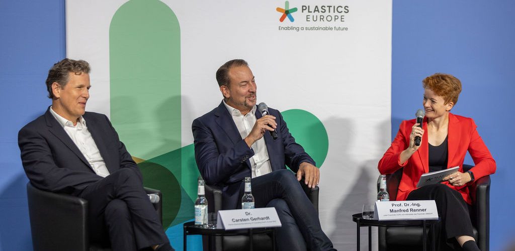 Drei Menschen bei einer Podiumsdiskussion.