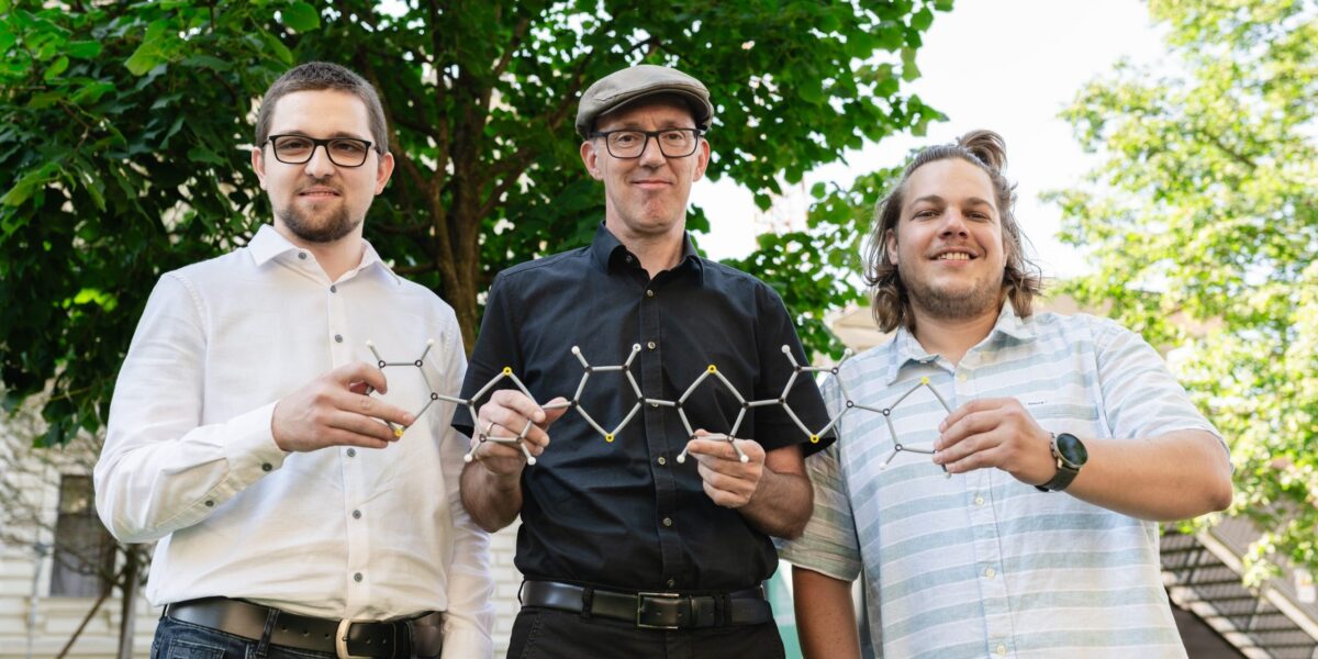 Peter Puschnig (Mitte) von der Universität Graz mit Doktorand Siegfried Kaidisch (links) und Postdoktorand Christian Kern