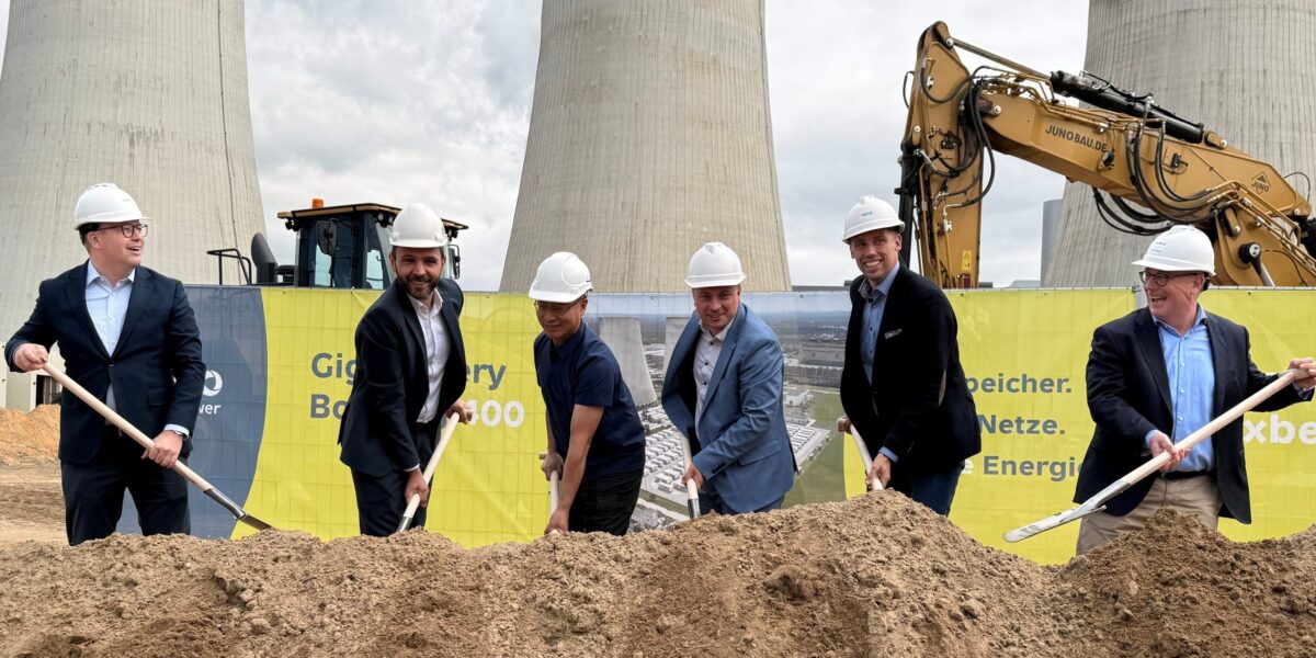 Vertreter von LEAG, HyperStrong und Siemens Energy setzen gemeinsam mit Boxbergs Bürgermeister Hendryk Balko (3. v. r.) und Bundestagsabgeordnetem Florian Oest (2. v. r.) den ersten Spatenstich für die GigaBattery Boxberg 400