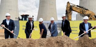 Vertreter von LEAG, HyperStrong und Siemens Energy setzen gemeinsam mit Boxbergs Bürgermeister Hendryk Balko (3. v. r.) und Bundestagsabgeordnetem Florian Oest (2. v. r.) den ersten Spatenstich für die GigaBattery Boxberg 400