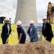 Vertreter von LEAG, HyperStrong und Siemens Energy setzen gemeinsam mit Boxbergs Bürgermeister Hendryk Balko (3. v. r.) und Bundestagsabgeordnetem Florian Oest (2. v. r.) den ersten Spatenstich für die GigaBattery Boxberg 400