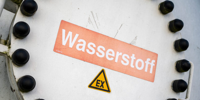 Tank mit Wasserstoff-Aufkleber