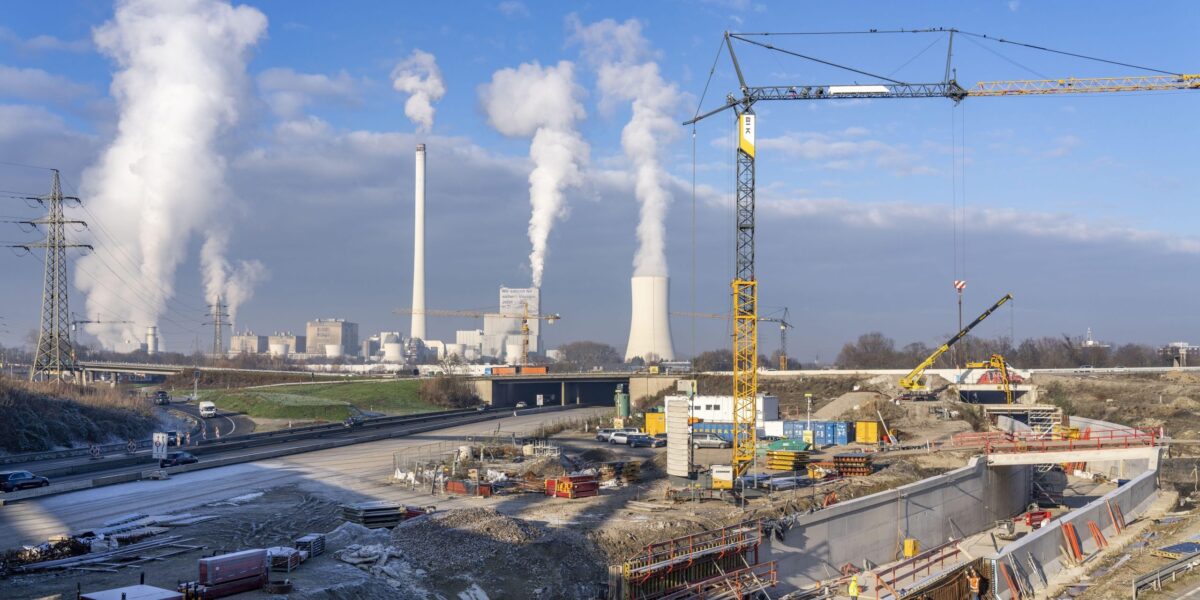 Baustelle am Autobahnkreuz Herne mit Kränen, neuen Betonbauwerken und Autobahntrassen vor Industrieanlagen im Hintergrund