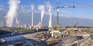 Baustelle am Autobahnkreuz Herne mit Kränen, neuen Betonbauwerken und Autobahntrassen vor Industrieanlagen im Hintergrund