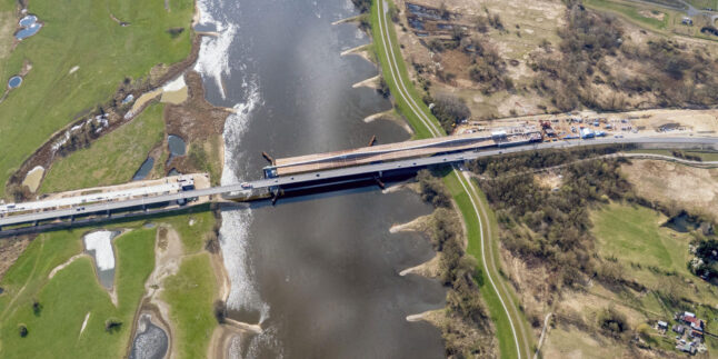 Die Elbquerung bei Wittenberge während des Baus der neuen A14-Brücke im April 2025