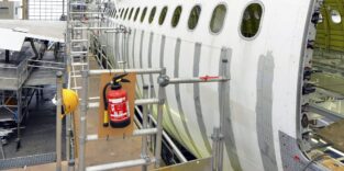 Feuerlöscher in einer Halle, in der Flugzeuge gebaut werden