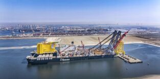 Die Pioneering Spirit im Hafen von Rotterdam