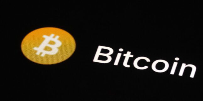 Bitcoin Logo und Schriftzug auf Bildschirm