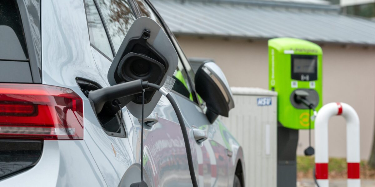 Ein Elektroauto lädt an einer öffentlichen Ladesäule