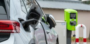 Ein Elektroauto lädt an einer öffentlichen Ladesäule