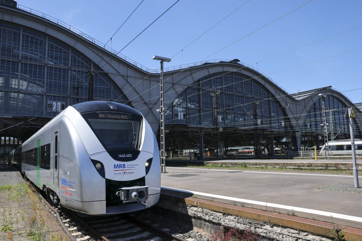 Der neue Akkuzug der Mitteldeutschen Regiobahn (MRB) verlässt den Hauptbahnhof Leipzig. Die batterieelektrischen Züge von Alstom Coradia Continental verkehren mittlerweile im Regelbetrieb auf der Strecke RE6 zwischen Leipzig und Chemnitz. Die Züge haben eine Akkukapazität von 600 kWh und kommen damit mindestens 120 Kilometer weit. Geladen werden sie über Stromabnehmer beim Halt im Bahnhof.