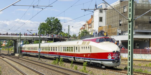Vindobona ist der Name eines von 1957 bis 2014 und wieder seit Mitte Juni 2020 verkehrenden internationalen Zuges. Sein Name ist von der lateinischen Bezeichnung für die Stadt Wien abgeleitet. Ab 1957 fuhr er zwischen Berlin und Wien über Dresden und Prag. Ein restaurierter Schnelltriebwagen vom Typ SVT Görlitz fährt in Radebeul Ost ein, Radebeul, Sachsen, Deutschland picture alliance / imageBROKER | Sylvio Dittrich