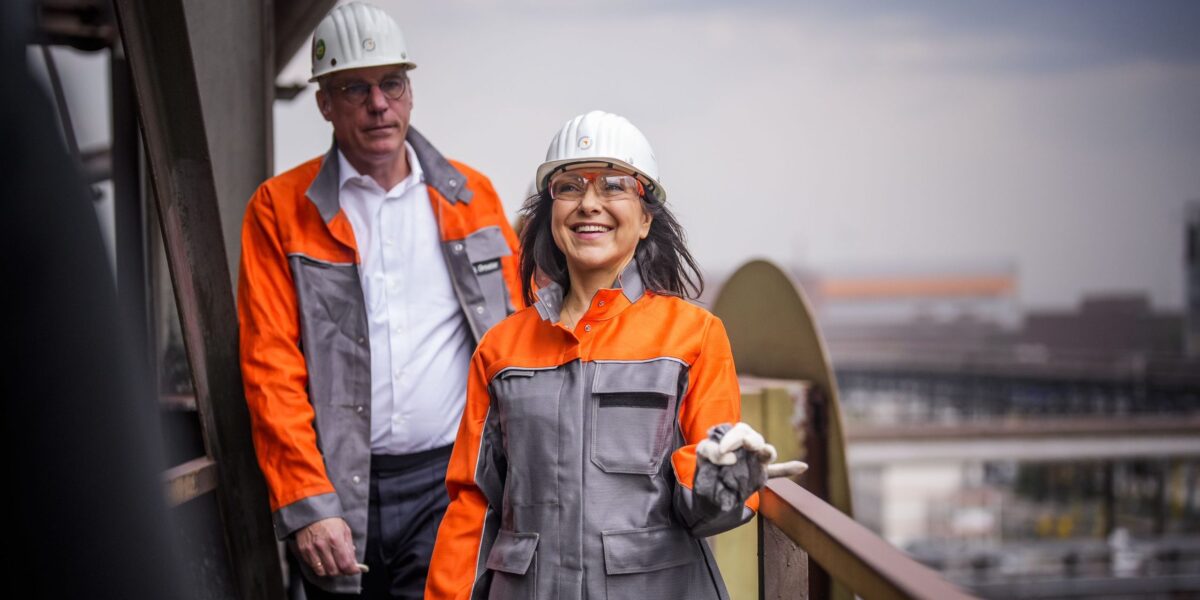 Bundeswirtschaftsministerin Katherina Reiche (CDU, im Bild rechts) mit schutzhelm auf einem Turm