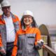 Bundeswirtschaftsministerin Katherina Reiche (CDU, im Bild rechts) mit schutzhelm auf einem Turm