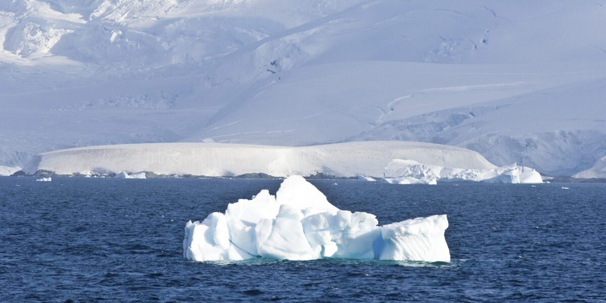 Eisberge vor der antarktischen Küste