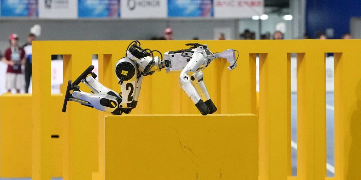 Humanoider Roboter springt über ein Hindernis