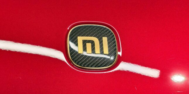 Xiaomi-Logo auf rotem Lack