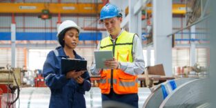 Zwei Ingenieure in einer Werkshalle