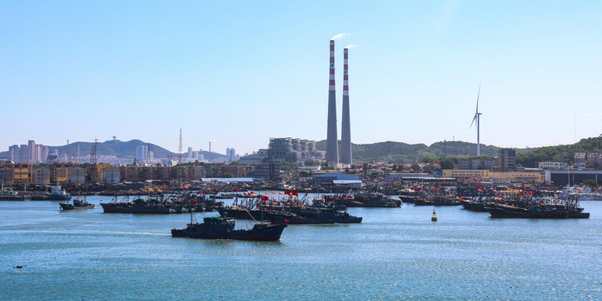Hafen von Dalian mit Fischerbooten
