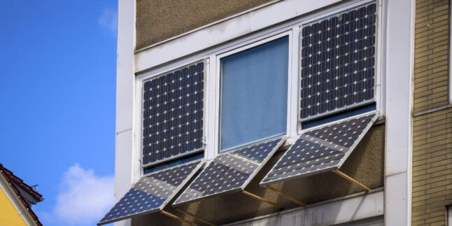 Solarmodule unter und neben einem Fenster