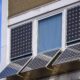 Solarmodule unter und neben einem Fenster