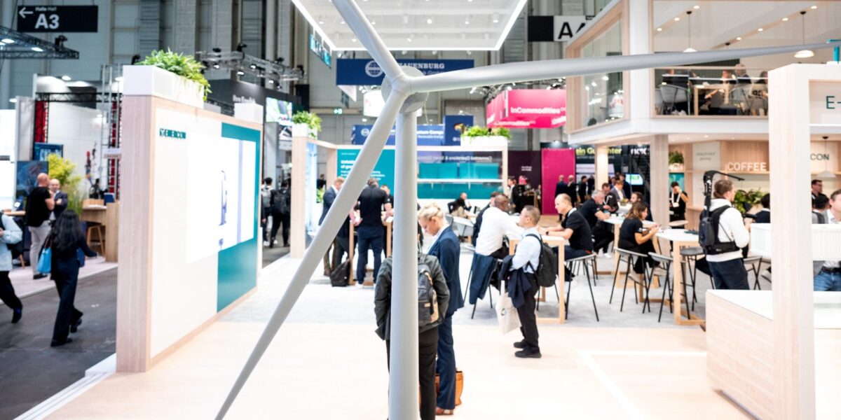 Messehalle, Ausstellerstand mit Windradmodell im Vordergrund.