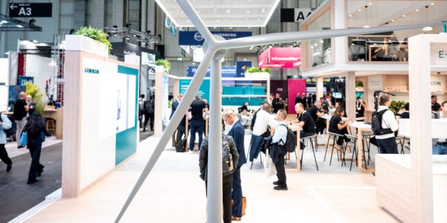 Messehalle, Ausstellerstand mit Windradmodell im Vordergrund.