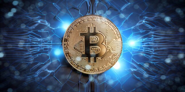 Eine goldfarbene Bitcoin-Münze vor einem blau leuchtenden Netz aus Linien und Lichtpunkten.