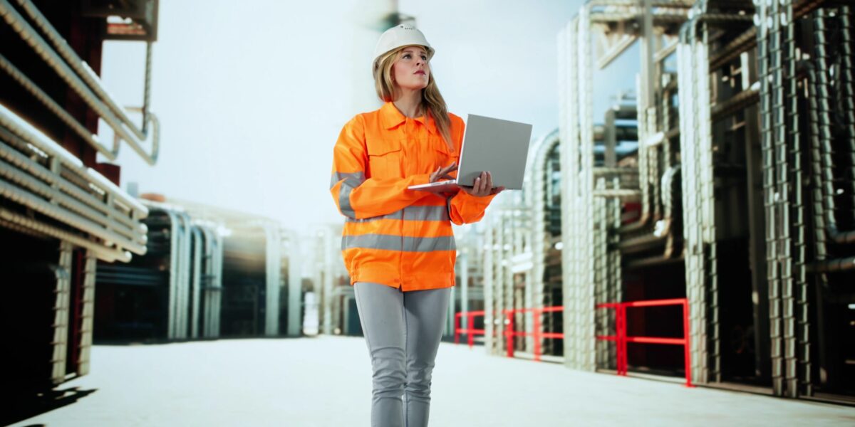 Sicherheitsingenieur führt mit Digitalisierungssoftware eine Sicherheitsinspektion in einem Kraftwerk durch.