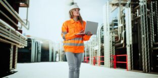 Sicherheitsingenieur führt mit Digitalisierungssoftware eine Sicherheitsinspektion in einem Kraftwerk durch.