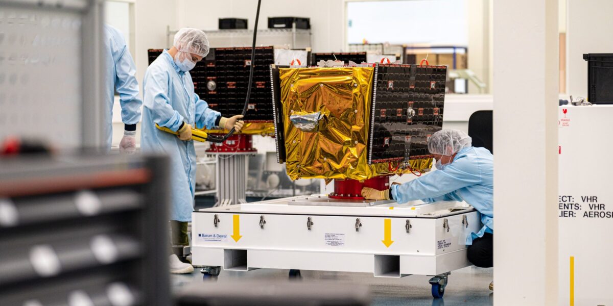 Mitarbeitende von Aerospacelab bei der Montage und Integration eines Satelliten.