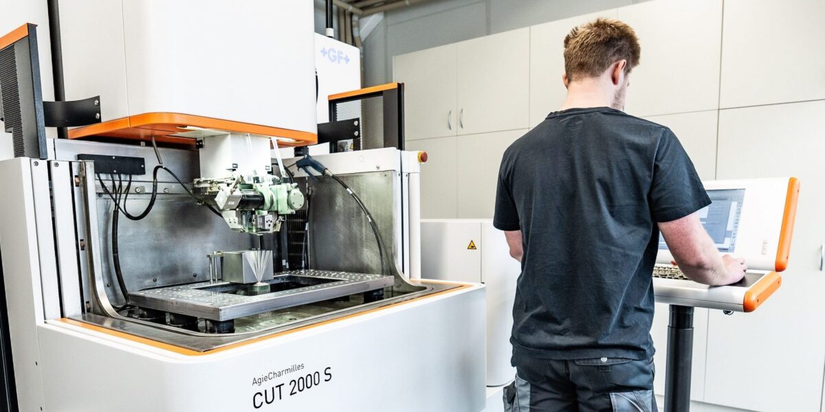 Herstellung von Werkzeugkomponenten auf einer Drahterodiermaschine „Cut 2000 S“: Lassen sich Maschinen- und Werkzeugteile statt aus Hartmetall auch aus Hochleistungskeramik – wie Aluminiumoxid/Zirconiumdioxid-Hybridwerkstoffen – fertigen?