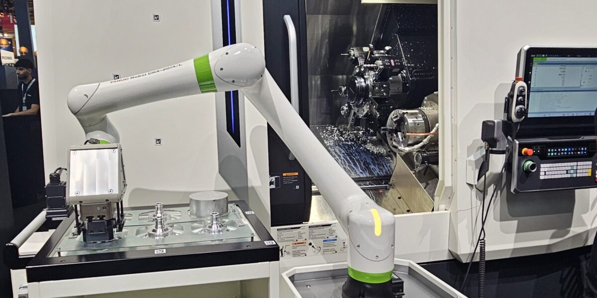 Werkzeugmaschine mit Roboter für Bauteilzufuhr