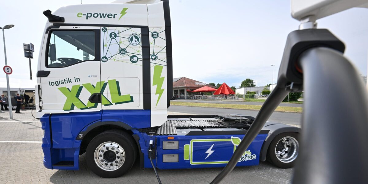 E-Lkw an einer Ladesäule