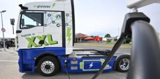 E-Lkw an einer Ladesäule