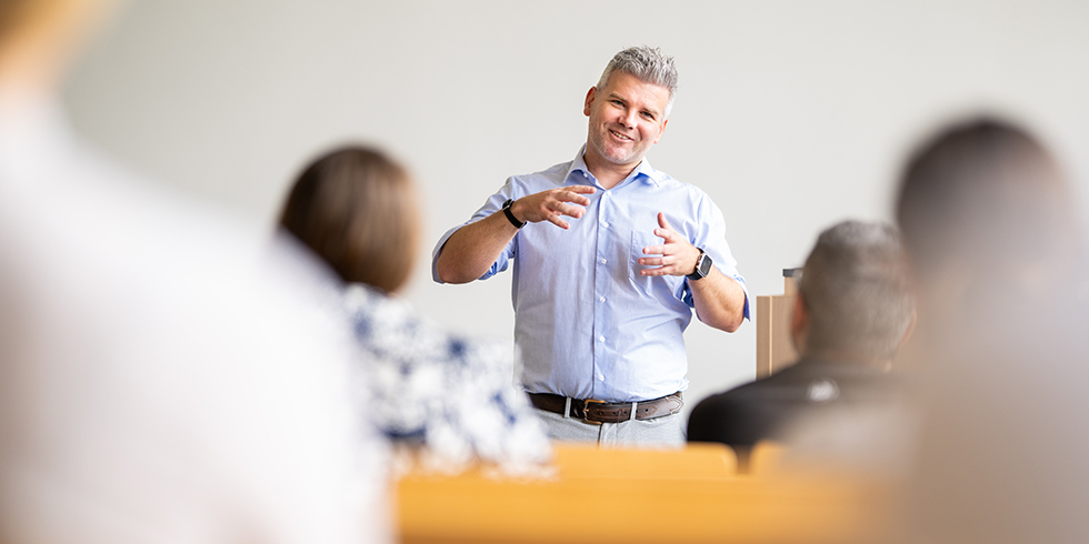 Prof. Dr. Henning Kalis im Gespräch mit Studierenden: „Für mich eines der schönsten Dinge“. Foto: FH Dortmund/Mike Hennig