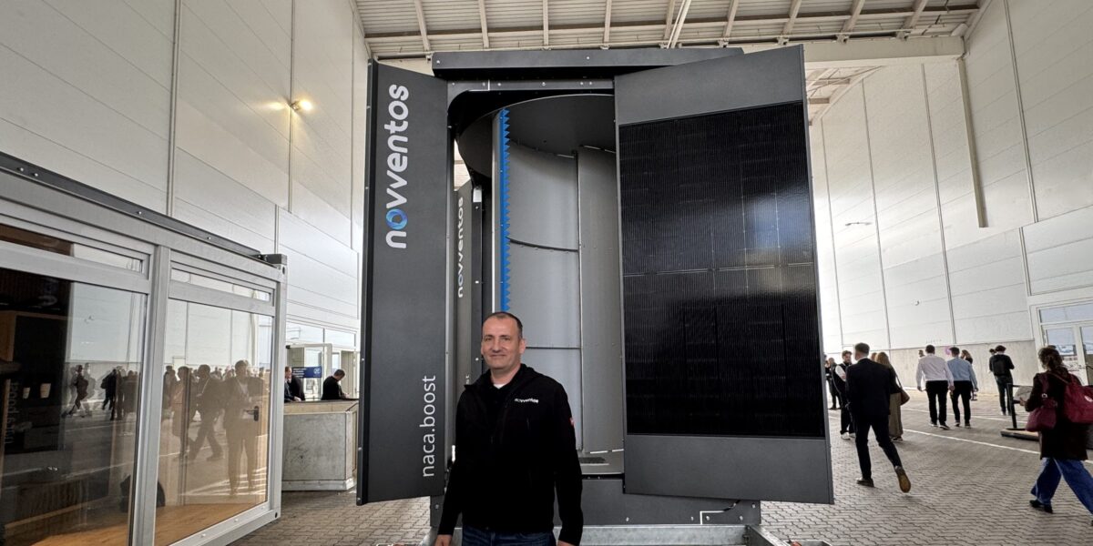 Auf der Windenergy in Hamburg: Novventos-Mitgründer und CTO Bernhard Fellner vor dervertikalachsige Turbine „naca.boost“, die auf der Messe zu sehen war.