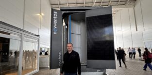 Auf der Windenergy in Hamburg: Novventos-Mitgründer und CTO Bernhard Fellner vor dervertikalachsige Turbine „naca.boost“, die auf der Messe zu sehen war.