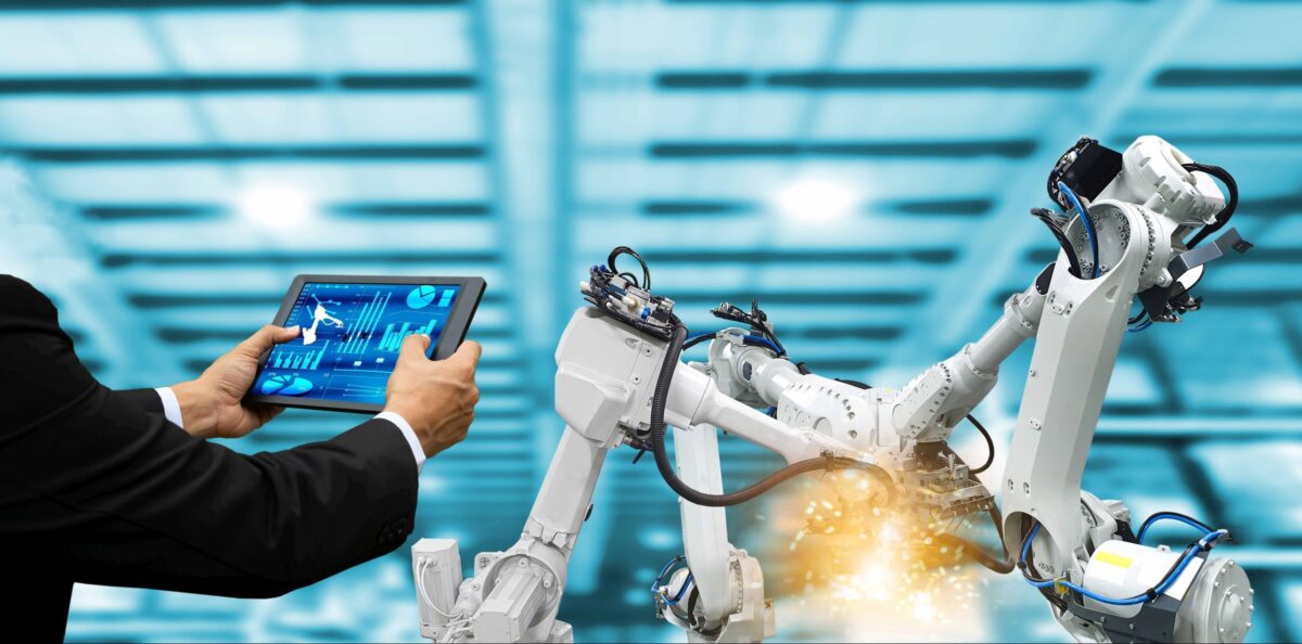 Fünf Millionen Roboter sind weltweit in Fabriken im Einsatz. Dies ist ein Ergebnis des World Robotics 2026 Reports der IFR. Foto: smarterpix/sompongtom