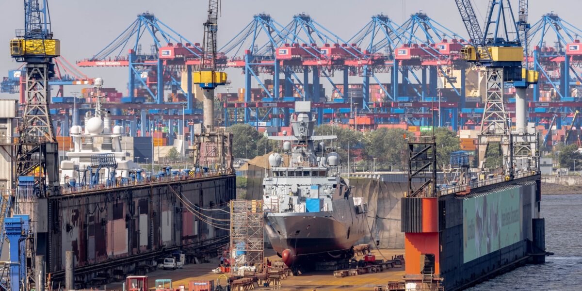 Die Korvette Köln liegt zur Reparatur in Dock 10 der Hamburger Werft Blohm + Voss.