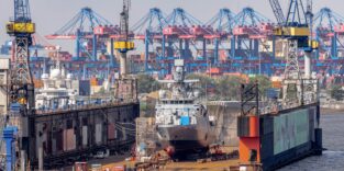 Die Korvette Köln liegt zur Reparatur in Dock 10 der Hamburger Werft Blohm + Voss.