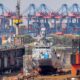 Die Korvette Köln liegt zur Reparatur in Dock 10 der Hamburger Werft Blohm + Voss.