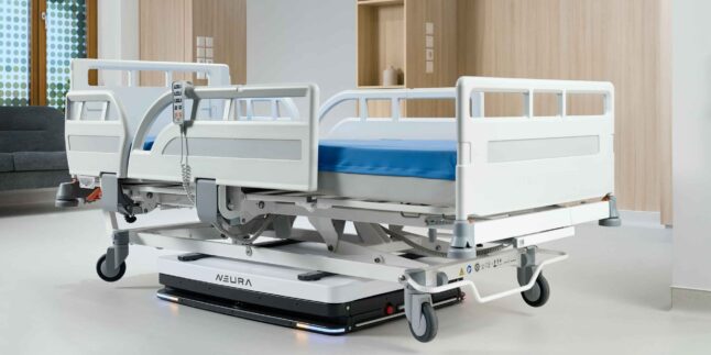 Eine mobile flache Roboter-Plattform hebt ein leeres Krankenhausbett an.