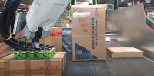 Ein von oben nach unten Arbeitender Roboter sortiert dank KI-Unterstützung große Pakethaufen zu einem vereinzelten Paketstrom. Foto