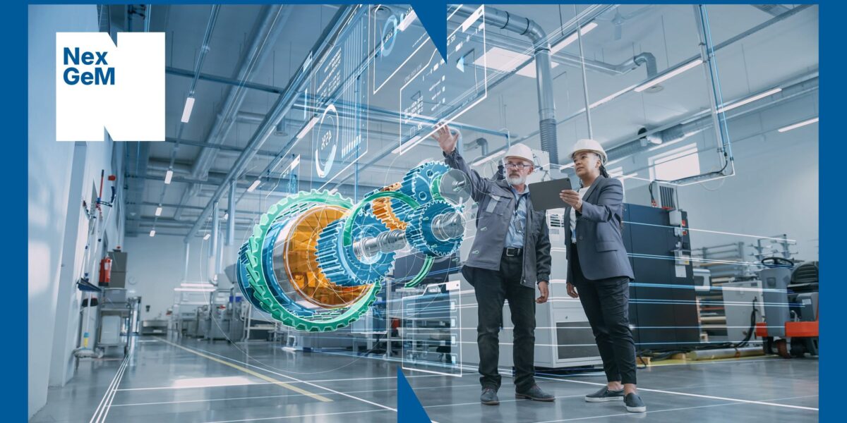 Ingenieur und Ingenieurin vor Turbinenvisualisierung