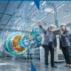 Ingenieur und Ingenieurin vor Turbinenvisualisierung