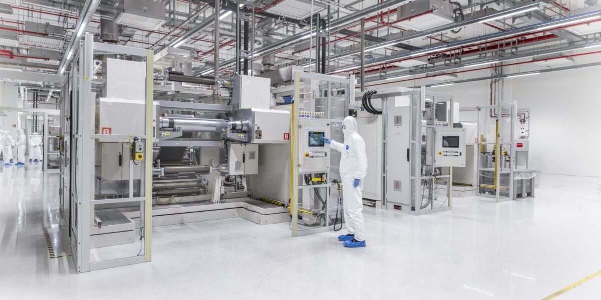 Serienfertigung von Batteriezellen: Die Volkswagen Group und der chinesische Batteriehersteller Gotion vertiefen ihre strategische Partnerschaft zum Aufbau einer europäischen Batteriefertigung. Foto: Stefan Warter/Volkswagen AG
