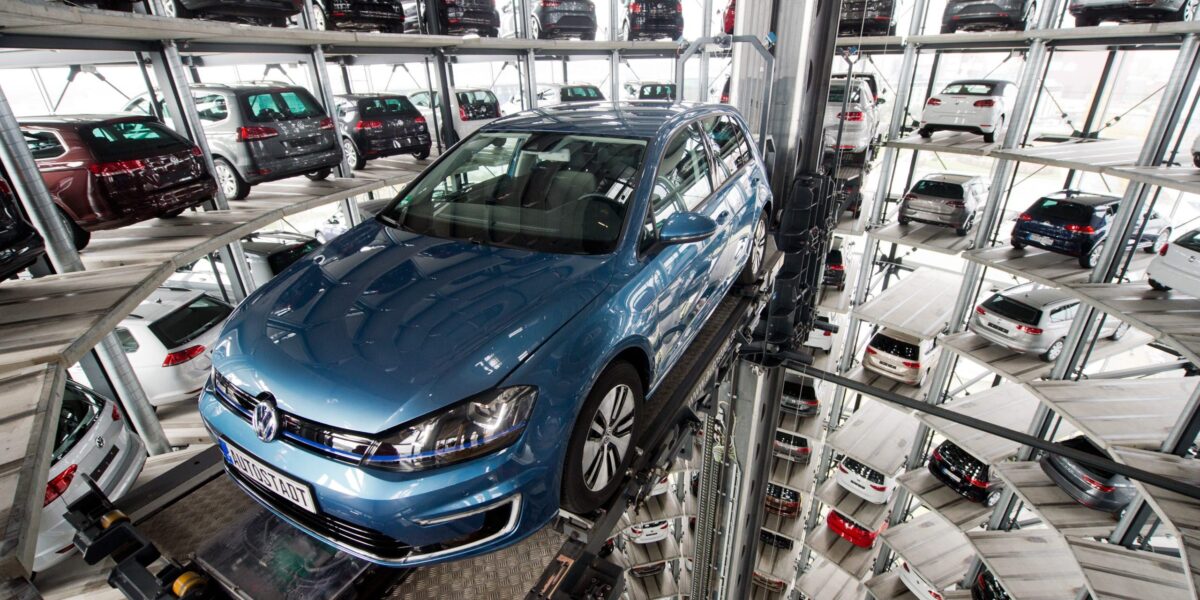 Ein VW Golf von 2016 in der Autotürmen in Wolfsburg.