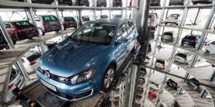 Ein VW Golf von 2016 in der Autotürmen in Wolfsburg.