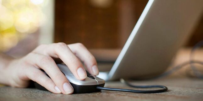 Eine Hand am Laptop